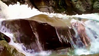 Желание Лилян Усиливается В Воде.